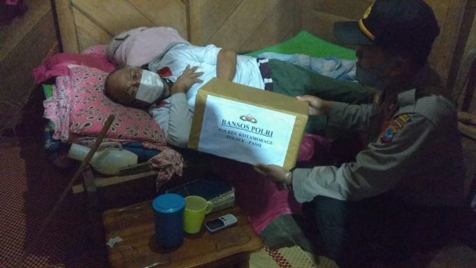 Polsek Passi salurkan Bansos Polri kepada warga terdampak Covid-19