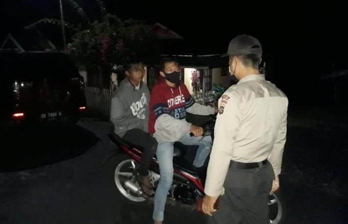 Tekan Kriminalitas dan Cegah penyebaran Covid-19, Kapolsek Passi bagikan masker kepada masyarakat saat operasi Cipta Kondisi