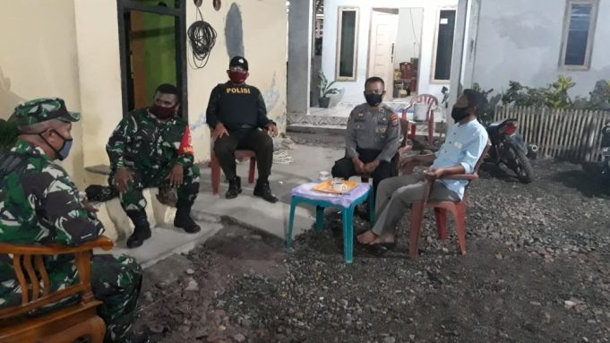 Polsek bersama Koramil Lolayan laksanakan Patroli dan himbau masyarakat lakukan 3M