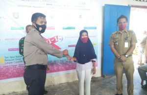 Kapolsek Passi bagikan Masker dan himbau 3M disela pembagian BLT kepada Warga