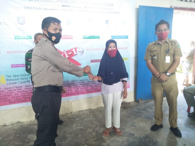 Kapolsek Passi bagikan Masker dan himbau 3M disela pembagian BLT kepada Warga