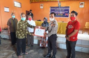 Peduli Lansia, Kapolsek Passi bagikan Bansos dan himbau protokol Covid-19