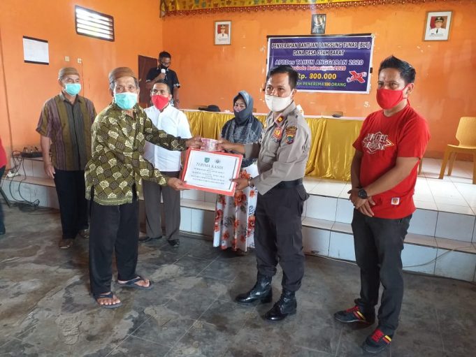 Peduli Lansia, Kapolsek Passi bagikan Bansos dan himbau protokol Covid-19