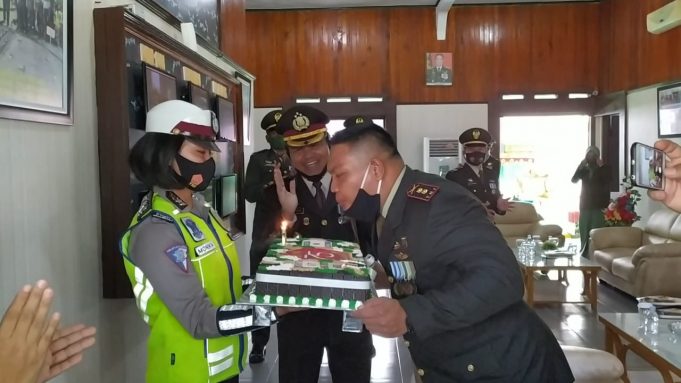 HUT KE-75 TNI, Kapolres Kotamobagu berikan Surprise dengan datangi Kodim 1303/BM