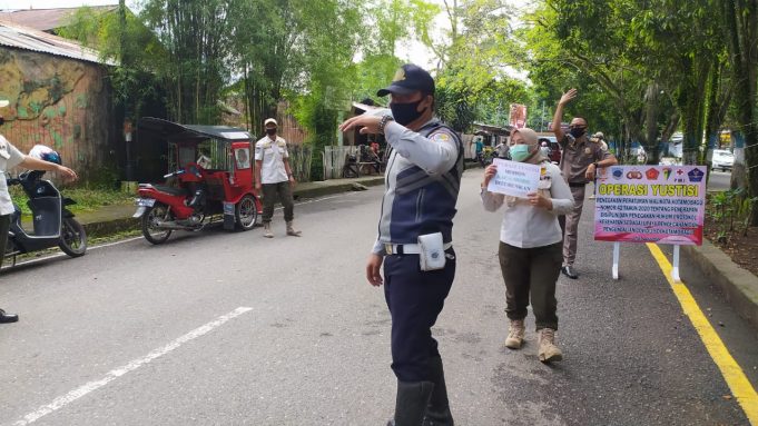Operasi Yustisi depan Kantor Sat Pol-PP, warga yang tidak gunakan masker diberikan Blangko Teguran dan Sanksi Sosial