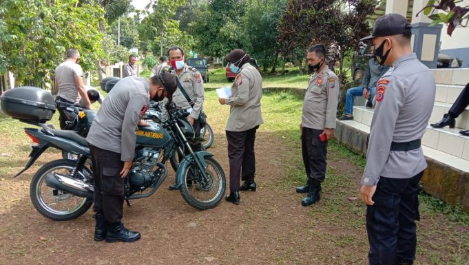 Kesiapan Patroli Pendisiplinan Prokes serta sukseskan Pilgub Tahun 2020, Kapolsek Passi periksa Ranmor dan Senpi Dinas