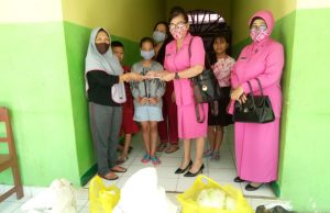 Bhayangkari Polsek Lolayan Santuni Panti Asuhan