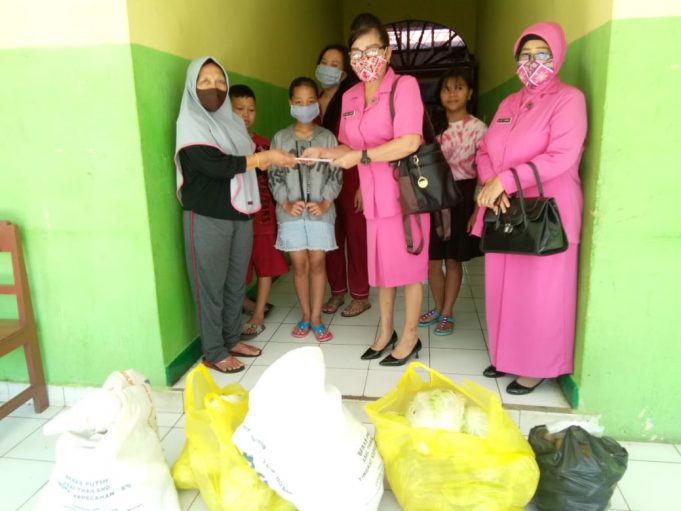 Bhayangkari Polsek Lolayan Santuni Panti Asuhan