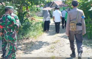 Laksanakan tracking terhadap 25 orang di Desa Mopait, Polsek & Koramil Lolayan dampingi Petugas Medis.