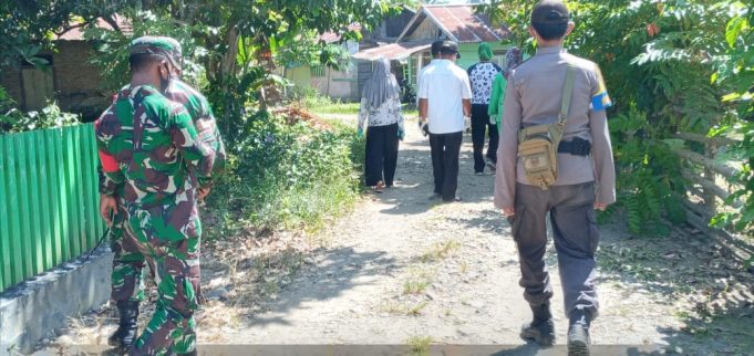 Laksanakan tracking terhadap 25 orang di Desa Mopait, Polsek & Koramil Lolayan dampingi Petugas Medis.