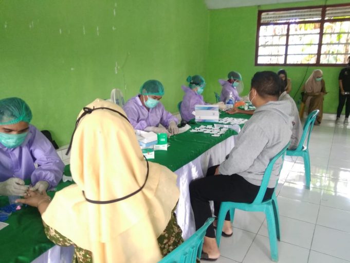 Dalam rangka Pilgub 519 Orang di Rapid Test, Polsek Lolayan turut mendampingi