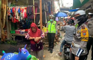 Tak hanya tegas dijalanan, Sat Lantas pun turut ambil bagian kampanyekan Protokol Kesehatan.