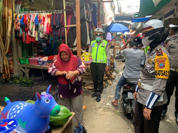 Tak hanya tegas dijalanan, Sat Lantas pun turut ambil bagian kampanyekan Protokol Kesehatan.