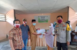 Polsek Passi dampingi 141 warga Muntoi Timur terima BLT, masker, vitamin & Hand Sanitizer