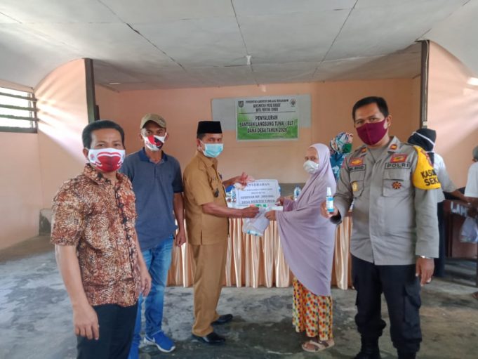 Polsek Passi dampingi 141 warga Muntoi Timur terima BLT, masker, vitamin & Hand Sanitizer