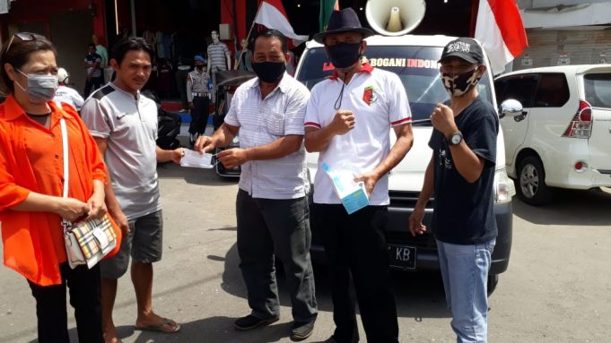 Polres Kotamobagu bersama Ormas Laskar Bogani Indonesia bagi masker dan himbau Prokes Covid-19