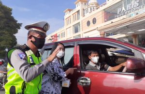 Hut PGRI Ke-75, Sat Lantas bersama Guru Se-Kota Kotamobagu turut bagikan masker.