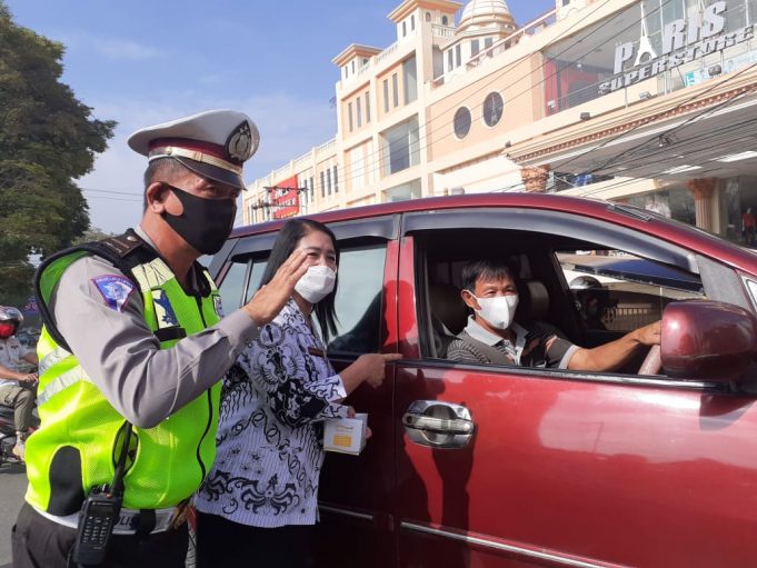 Hut PGRI Ke-75, Sat Lantas bersama Guru Se-Kota Kotamobagu turut bagikan masker.