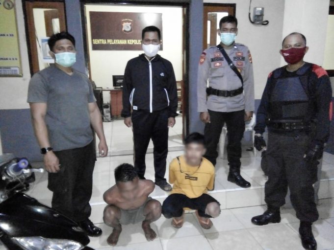 Laksanakan KRYD & Ops Yustisi Malam Minggu, Polsek Passi berhasil amankan 2 Pemuda yang sedang Pesta Miras
