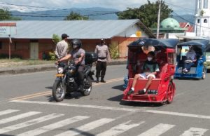 Laksanakan Operasi Yustisi di simpang 4 Kotobangon, Masyarakat di Kecamatan Kotamobagu Timur patuh protokol kesehatan.