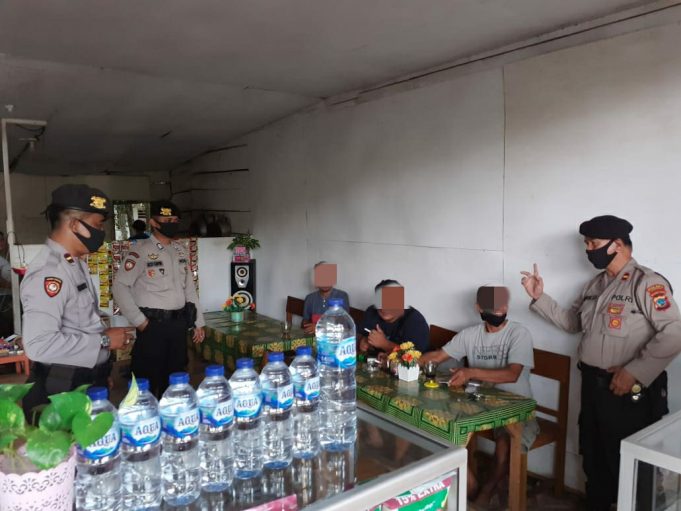 Tak serius gunakan Masker, sejumlah warga diberi teguran.