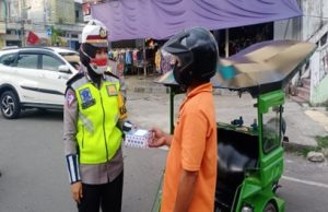 JUTAWAN Polres Kotamobagu bagi makanan dan himbau Prokes kepada pengguna jalan