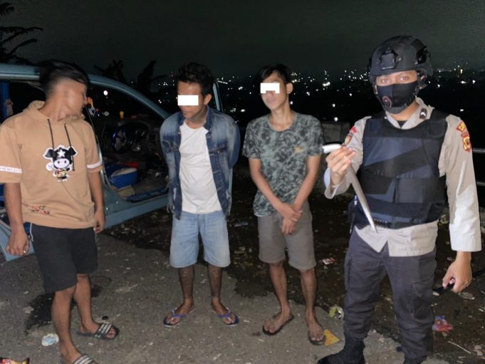 Temukan Bawa Sajam, Tim Anoa amankan dua Pemuda saat pesta Miras dini hari