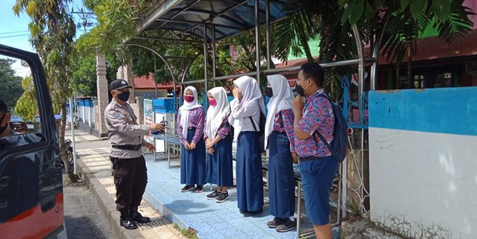 Mulai Masuk Sekolah, Personil Sat Binmas ingatkan Siswa taati Protokol Covid-19