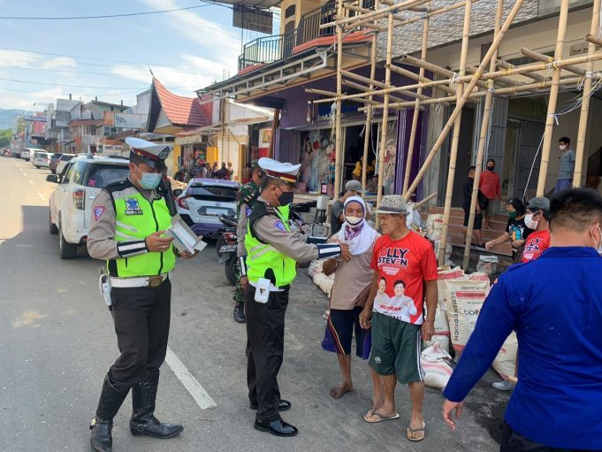 Jelang Nataru, Sat Lantas Polres Kotamobagu bagi-bagi Masker dalam rangka Operasi Lilin Samrat 2020