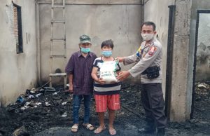 Tergugah atas musibah kebakaran yang dialami warganya, Bhabinkamtibmas berikan bantuan hingga kerja bakti.