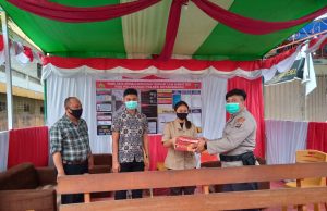 Berbagi berkat Natal, Polres Kotamobagu & Bayangkari bagikan kue & nasi kotak di Pos Pengamanan.