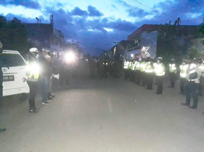 Terapkan Prokes di areal pasar, pukul 04 subuh sat lantas & instansi terkait tertibkan pasar.
