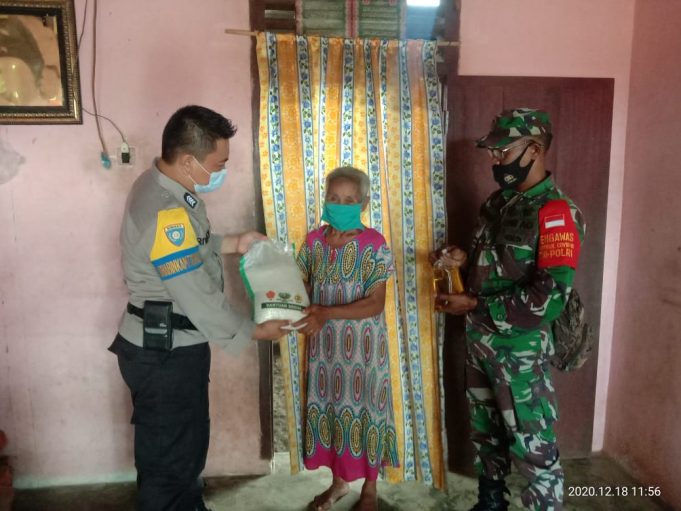 Bhabinkamtibmas Polres Kotamobagu dan Babinsa Kodim 1303 salurkan Bansos Beras & Minyak kelapa kepada masyarakat Kotamobagu terdampak Covid 19