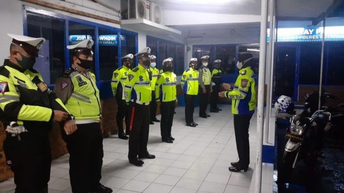 Melalui giat Bluelight Patrol, Sat Lantas himbau Masyarakat & pengendara waspada laka lantas saat cuaca hujan.