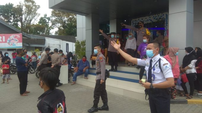 Polres Kotamobagu Bubarkan Kerumunan Antrian Nasabah Bank yang melanggar Prokes