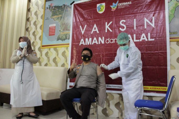 Jadi Bhayangkara pertama di Polres Kotamobagu yang di Vaksin, Kapolres ajak Masyarakat dukung program Pemerintah.