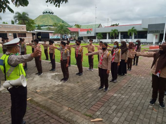 Berikan pelatihan Krida Lantas, IPDA Asjhari mengaku semangat beri pelatihan karena antusiasme Pramuka dalam belajar.