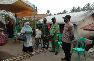 Cegah Covid-19 Bhabinkamtibmas bersama Babinsa & Linmas pantau penerapan Prokes di hajatan