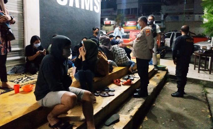Tak Patuhi Prokes, Sat Sabhara Polres Kotamobagu bubarkan kerumunan masyarakat
