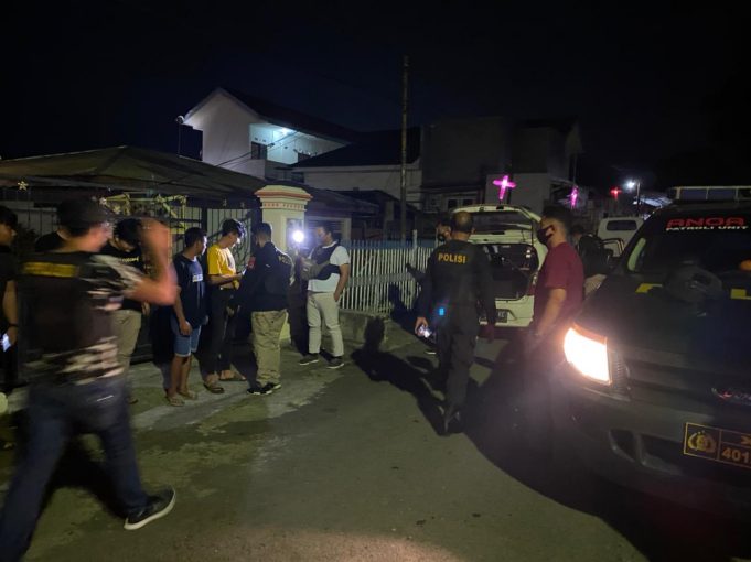 Cegah Gangguan Kamtibmas Tim Anoa Razia Miras di Pemukiman hingga Kuburan