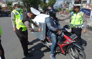 Hari Ke-3 Pelaksanaan Operasi Keselamatan, Sebanyak 50 kendaraan dipasangi sticker himbuan larangan Mudik oleh Sat Lantas.