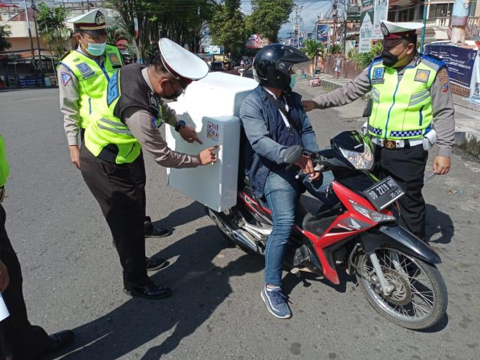 Hari Ke-3 Pelaksanaan Operasi Keselamatan, Sebanyak 50 kendaraan dipasangi sticker himbuan larangan Mudik oleh Sat Lantas.
