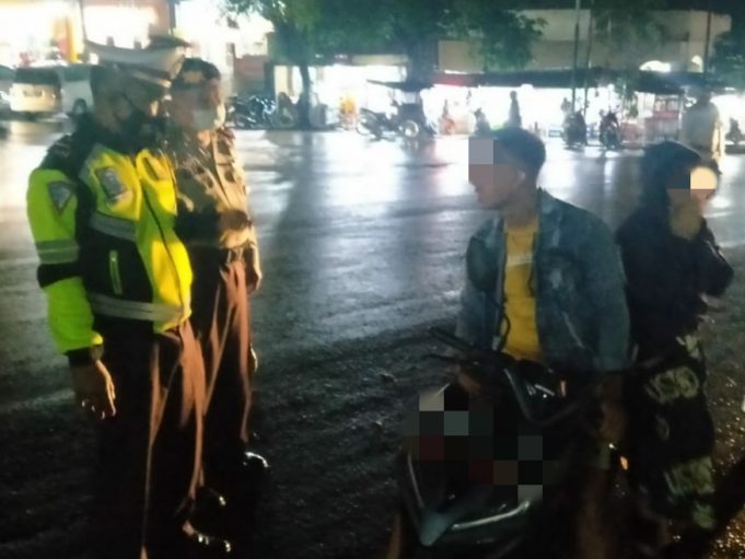 KRYD depan Paris Superstore Kotamobagu, Masyarakat dihimbau akan pentingnya Protokol Kesehatan.
