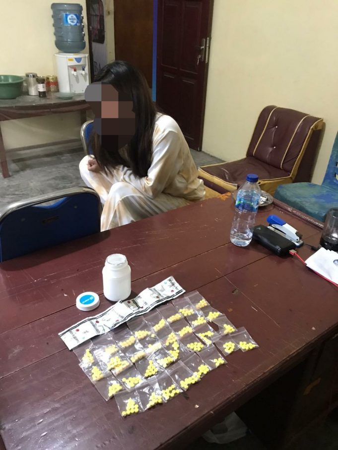 Miliki ratusan obat keras jenis Trihexypenidil, Wanita 22 tahun asal Moyag Induk diamankan Sat Res Narkoba.