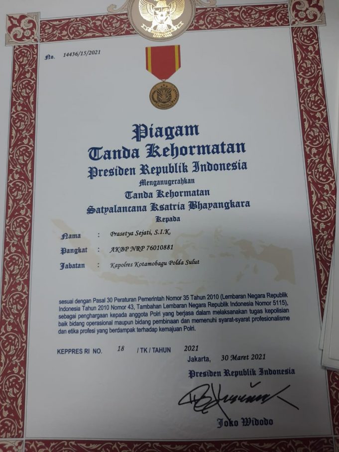 Totalitas, AKBP Prasetya Sejati, SIK dianugerahi piagam Satyalancana Ksatria Bhayangkara oleh Presiden RI.