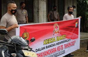 Sambut hari Bhayangkara Ke-75, Polres Kotamobagu & Polsek jajaran serentak kerja bakti masal di rumah-rumah ibadah.