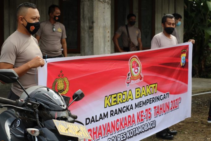 Sambut hari Bhayangkara Ke-75, Polres Kotamobagu & Polsek jajaran serentak kerja bakti masal di rumah-rumah ibadah.