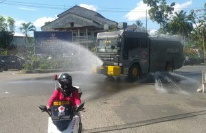 Wujudkan herd immunity, penyemprotan cairan disinfektan AWC Polres Kotamobagu jadi kado Polri untuk negeri.