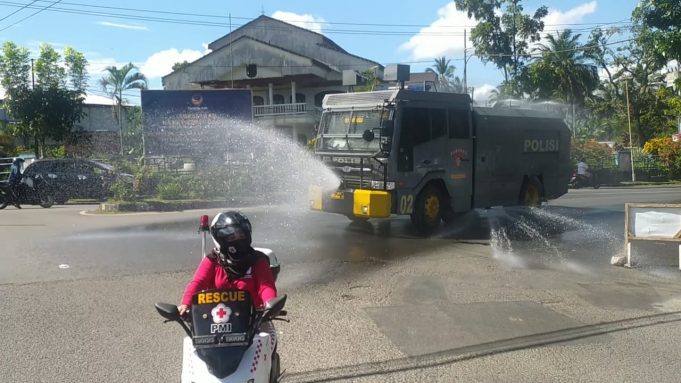 Wujudkan herd immunity, penyemprotan cairan disinfektan AWC Polres Kotamobagu jadi kado Polri untuk negeri.