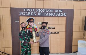 Danyon Armed Letkol Arm Yoki Efriandi M.Han beri Cindera Hati kepada Kapolres Kotamobagu